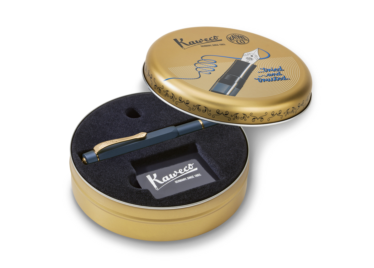 Kaweco_Piston_Filler_Sport_Navy_Set_Tin_Box_Open_with_Lid_02_Web_s