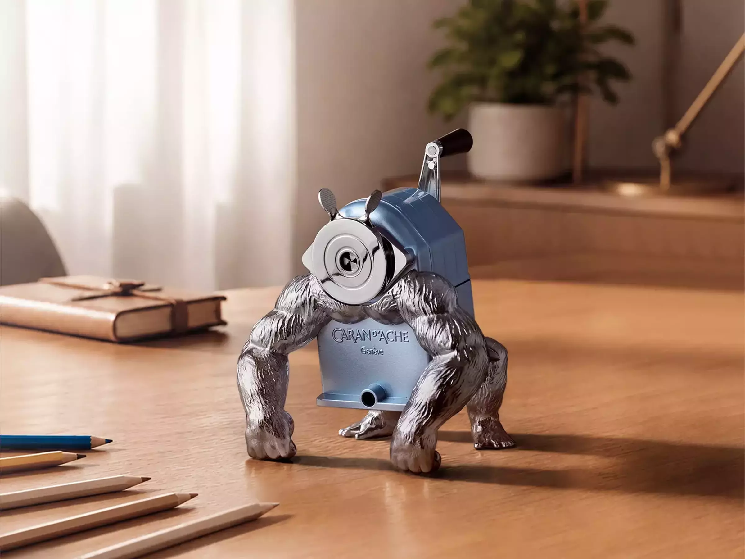 Der GorillaSharpener von Caran d’Ache und MB&F auf einem Schreibtisch